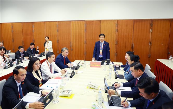 Đoàn Đảng bộ tỉnh Đắk Lắk thảo luận tại Đoàn. Ảnh: TTXVN
