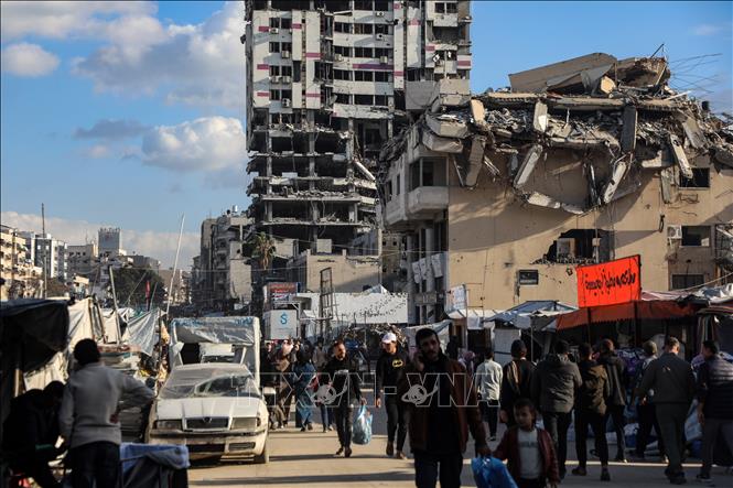 Người dân tại thành phố Gaza ngày 15/1/2026. Ảnh: THX/TTXVN