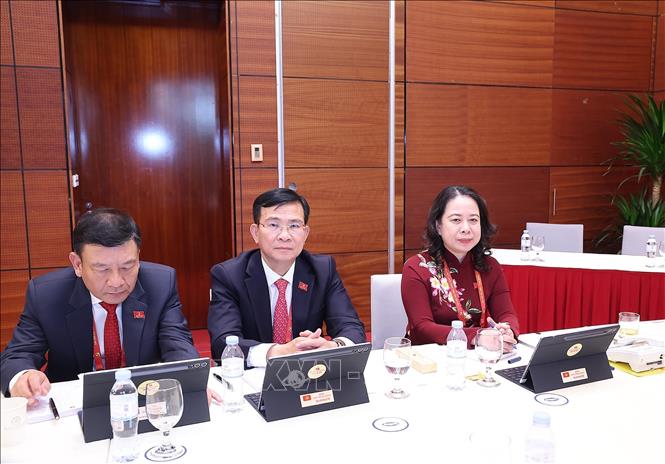 Ủy viên Trung ương Đảng, Phó Chủ tịch nước Võ Thị Ánh Xuân và đoàn Đảng bộ tỉnh Lâm Đồng thảo luận tại Đoàn. Ảnh: TTXVN