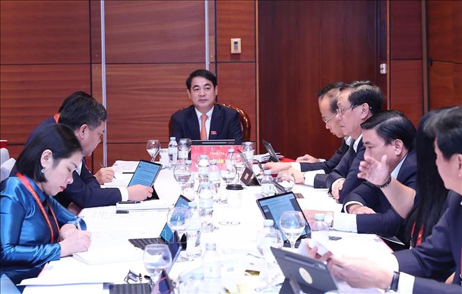 Đoàn đại biểu Đảng bộ tỉnh Khánh Hoà thảo luận các văn kiện Đại hội tại Đoàn. Ảnh: TTXVN