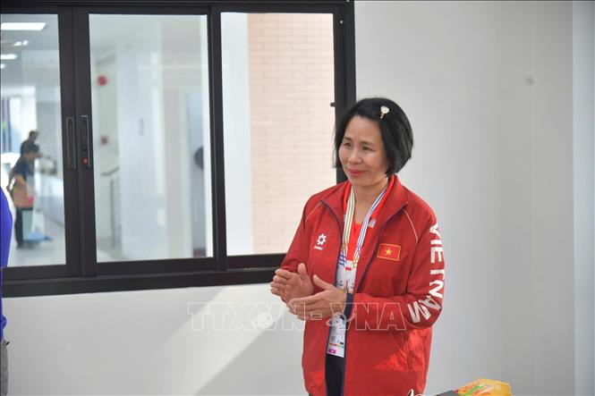 Bà Lê Thị Hoàng Yến, Trưởng đoàn Thể thao người khuyết tật Việt Nam dự ASEAN Para Games 13, báo cáo về tình hình đoàn. Ảnh: TTXVN phát