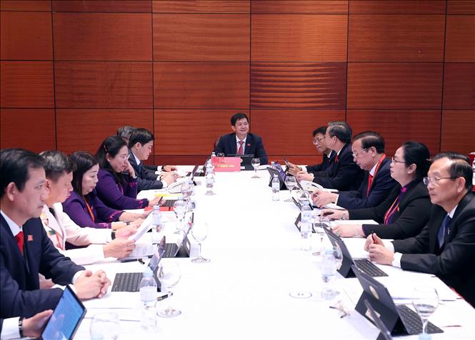 Đoàn đại biểu Đảng bộ thành phố Cần Thơ thảo luận các văn kiện Đại hội tại Đoàn. Ảnh: TTXVN
 