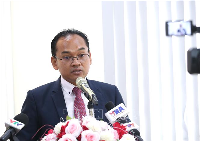 Tiến sĩ Seun Sam, nhà phân tích chính sách thuộc Viện Hàn lâm Hoàng gia Campuchia (RAC), phát biểu tại chương trình tọa đàm “Đảng Cộng sản Việt Nam trong kỷ nguyên phát triển mới của Việt Nam” do Đại sứ quán Việt Nam tại Vương quốc Campuchia tổ chức. Ảnh: Huỳnh Thảo - PV TTXVN tại Campuchia
