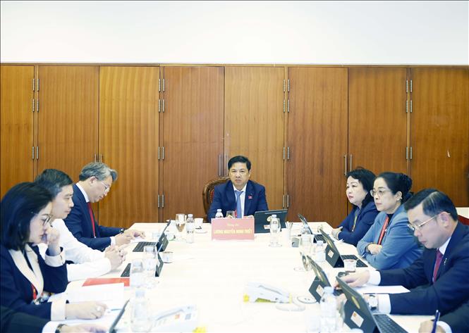 Đoàn đại biểu Đảng bộ tỉnh Đắk Lắk thảo luận các văn kiện Đại hội tại Đoàn. Ảnh: TTXVN