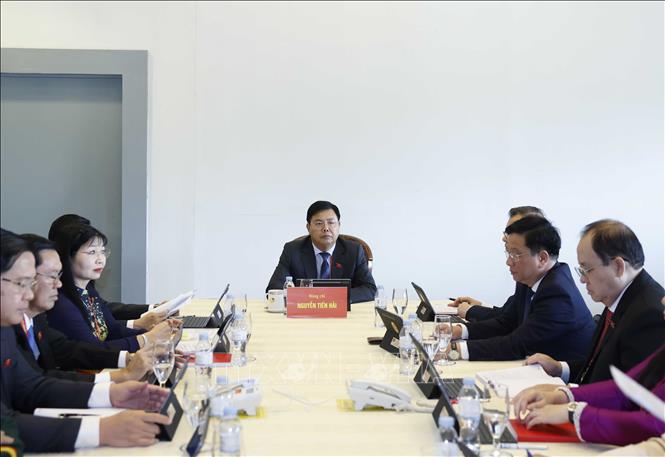 Đoàn đại biểu Đảng bộ tỉnh An Giang thảo luận các văn kiện Đại hội tại Đoàn. Ảnh: TTXVN