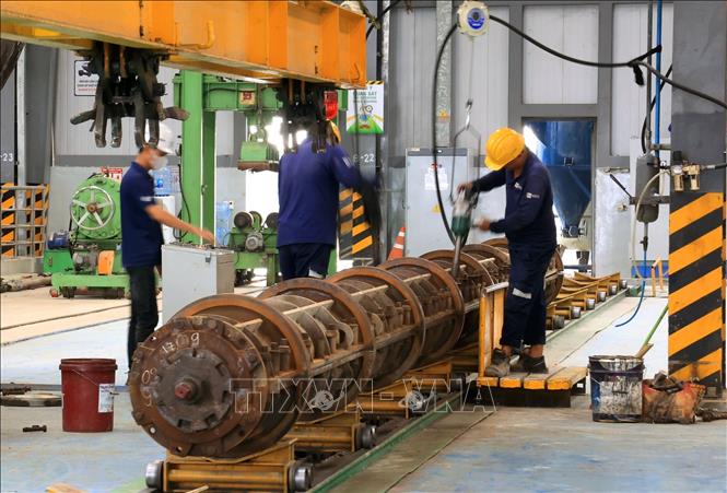 Hoạt động sản xuất ống chịu lực ly tâm trong Khu công nghiệp chuyên sâu Phú Mỹ 3, phường Tân Phước, Thành phố Hồ Chí Minh. Ảnh: Hồng Đạt - TTXVN