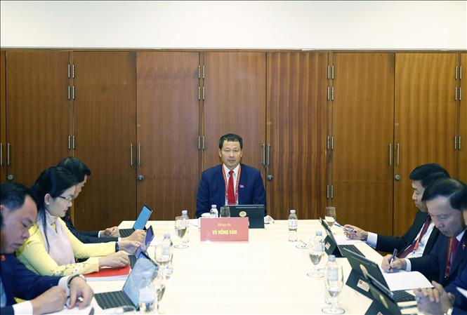 Đoàn đại biểu Đảng bộ tỉnh Đồng Nai thảo luận các văn kiện Đại hội tại Đoàn. Ảnh: TTXVN