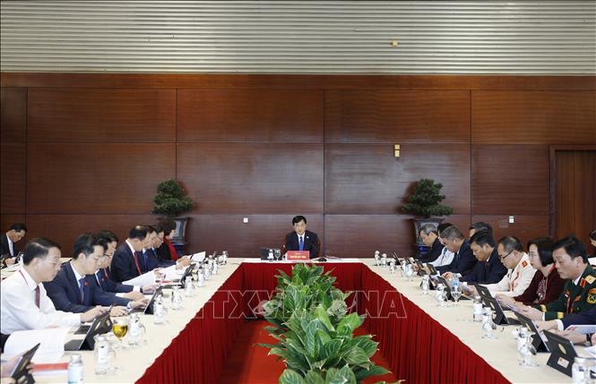 Đoàn đại biểu Đảng bộ thành phố Hà Nội thảo luận các văn kiện Đại hội tại Đoàn. Ảnh: TTXVN