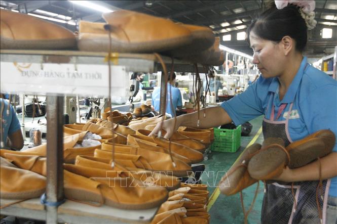 Công nhân sản xuất giày tại Công ty TNHH Thương mại giày da Giang Phạm, phường An Phú, TP. Hồ Chí Minh. Ảnh: Thanh Vũ-TTXVN