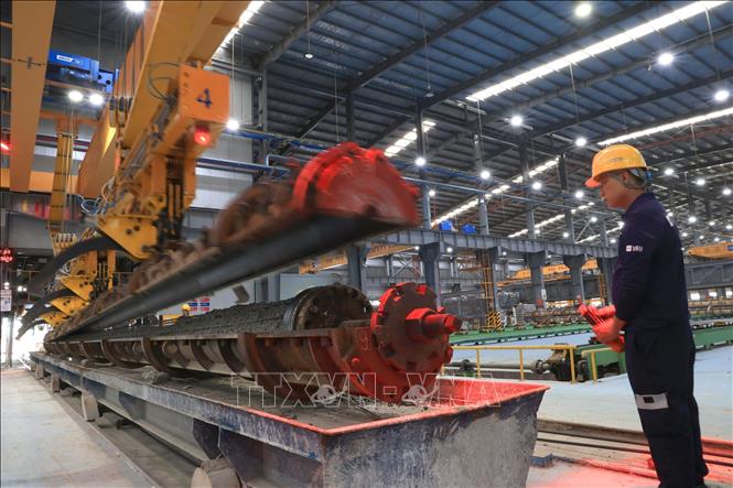 Công nhân sản xuất ống chịu lực ly tâm trong Khu công nghiệp chuyên sâu Phú Mỹ 3, phường Tân Phước, TP. Hồ Chí Minh. Ảnh: Hồng Đạt-TTXVN