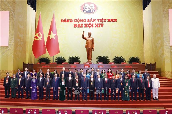 Lãnh đạo Đảng, Nhà nước chụp ảnh lưu niệm với Đoàn đại biểu Đảng bộ tỉnh Gia Lai dự Đại hội XIV của Đảng. Ảnh: TTXVN