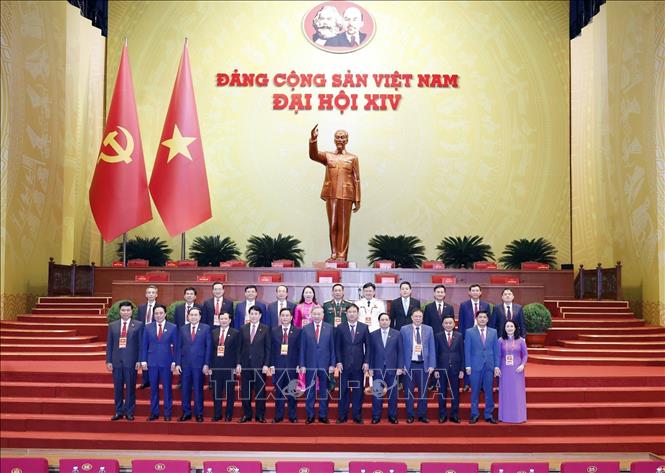 Lãnh đạo Đảng, Nhà nước chụp ảnh lưu niệm với Đoàn đại biểu Đảng bộ thành phố Huế dự Đại hội XIV của Đảng. Ảnh: TTXVN