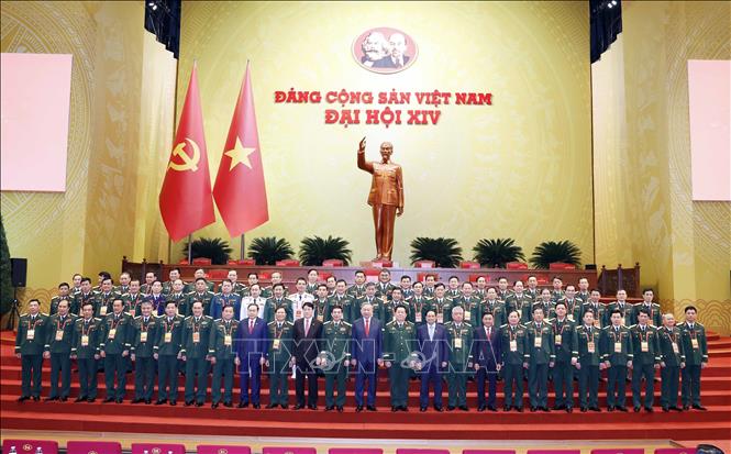 Lãnh đạo Đảng, Nhà nước chụp ảnh lưu niệm với Đoàn đại biểu Đảng bộ Quân đội dự Đại hội XIV của Đảng. Ảnh: TTXVN