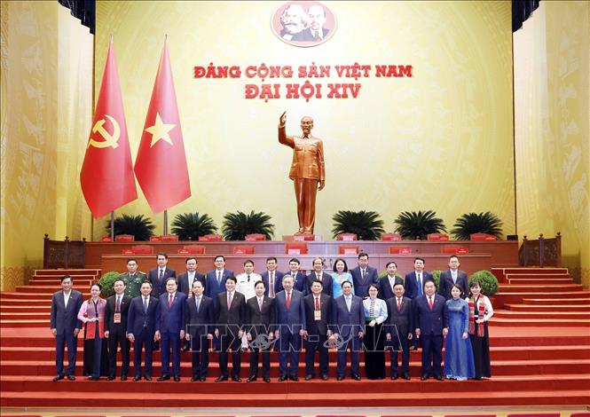 Lãnh đạo Đảng, Nhà nước chụp ảnh lưu niệm với Đoàn đại biểu Đảng bộ tỉnh Sơn La dự Đại hội XIV của Đảng. Ảnh: TTXVN