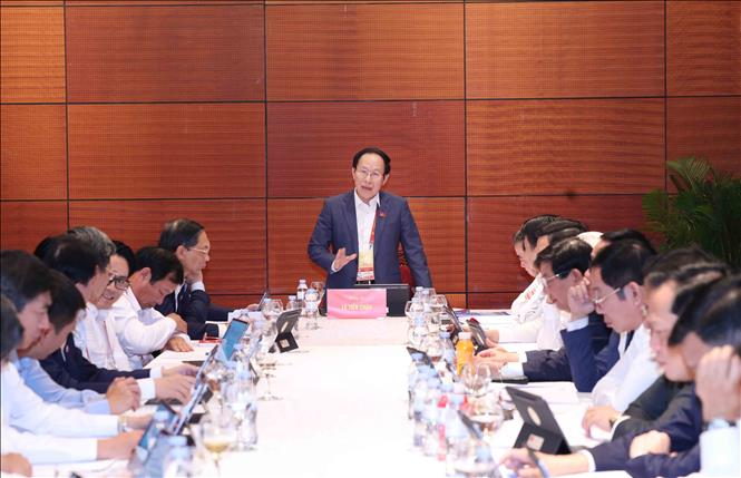 Đoàn đại biểu Đảng bộ thành phố Hải Phòng thảo luận các văn kiện Đại hội tại Đoàn. Ảnh: TTXVN