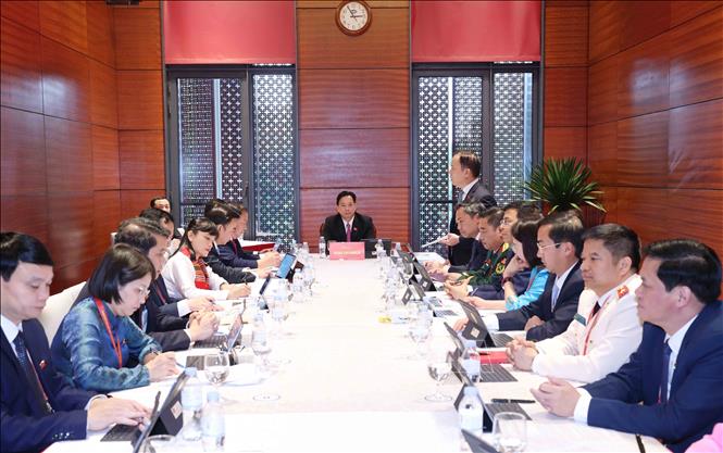 Đoàn đại biểu Đảng bộ tỉnh Sơn La thảo luận các văn kiện Đại hội tại Đoàn. Ảnh: TTXVN