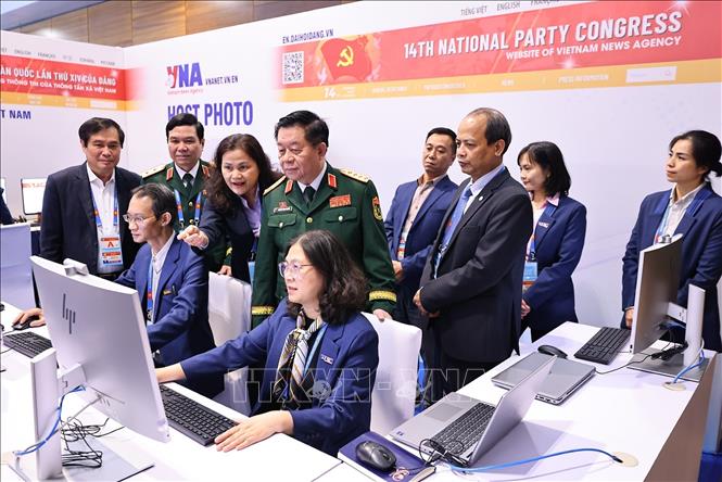 Đại tướng Nguyễn Trọng Nghĩa thăm khu tác nghiệp của Thông tấn xã Việt Nam. Ảnh: TTXVN