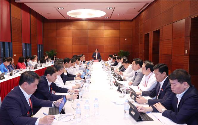 Đoàn đại biểu Đảng bộ thành phố Hải Phòng thảo luận các văn kiện Đại hội tại Đoàn. Ảnh: TTXVN