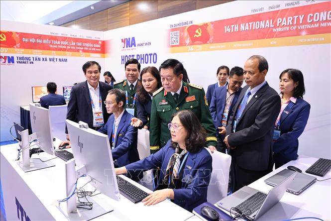 Đại tướng Nguyễn Trọng Nghĩa thăm khu tác nghiệp của Thông tấn xã Việt Nam. Ảnh: TTXVN