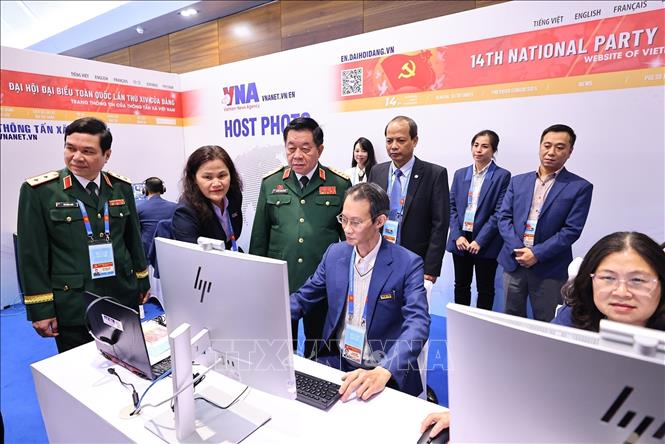 Đại tướng Nguyễn Trọng Nghĩa thăm khu tác nghiệp của Thông tấn xã Việt Nam. Ảnh: TTXVN