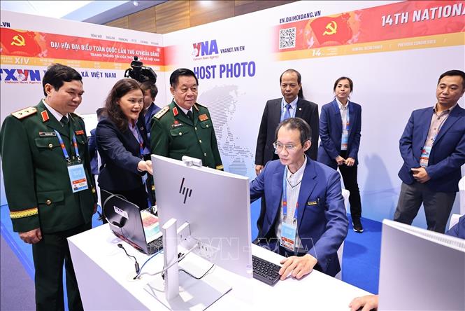 Đại tướng Nguyễn Trọng Nghĩa thăm khu tác nghiệp của Thông tấn xã Việt Nam. Ảnh: TTXVN