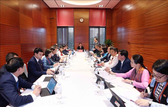 Đoàn đại biểu Đảng bộ tỉnh Sơn La thảo luận các văn kiện Đại hội tại Đoàn. Ảnh: TTXVN