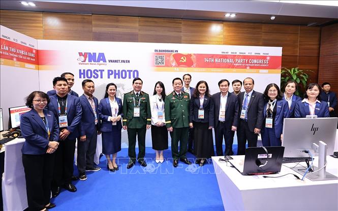 Đại tướng Nguyễn Trọng Nghĩa với các phóng viên, biên tập viên của Thông tấn xã Việt Nam. Ảnh: TTXVN