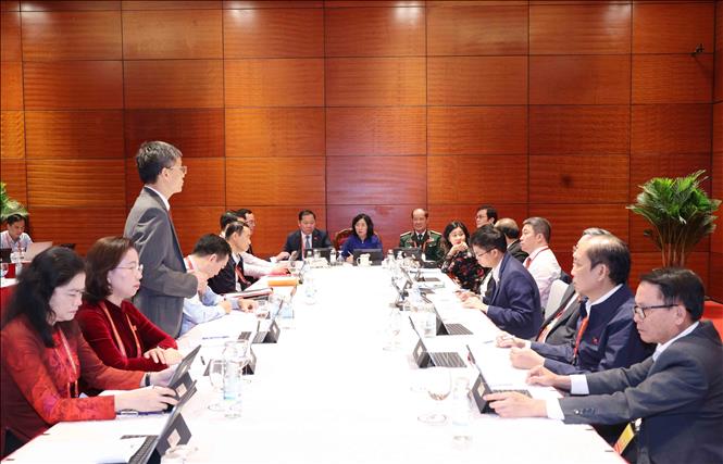 Đoàn đại biểu Đảng bộ Mặt trận Tổ quốc, các đoàn thể Trung ương thảo luận các văn kiện Đại hội tại Đoàn. Ảnh: TTXVN