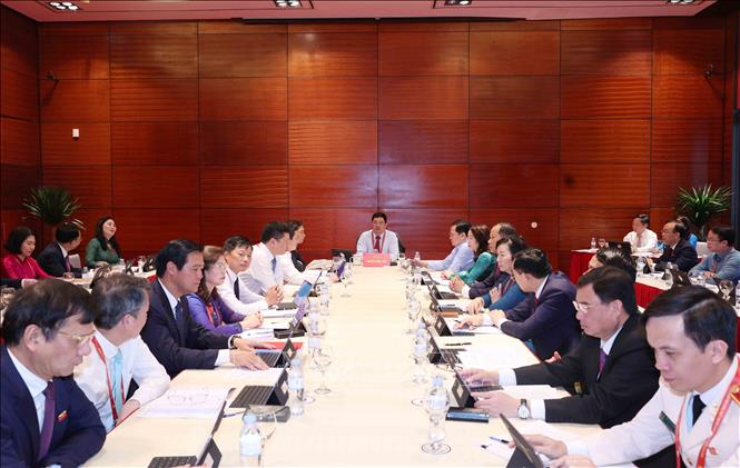 Đoàn đại biểu Đảng bộ tỉnh Bắc Ninh thảo luận các văn kiện Đại hội tại Đoàn. Ảnh: TTXVN