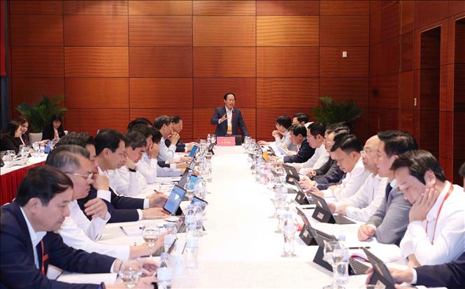 Đoàn đại biểu Đảng bộ thành phố Hải Phòng thảo luận các văn kiện Đại hội tại Đoàn. Ảnh: TTXVN