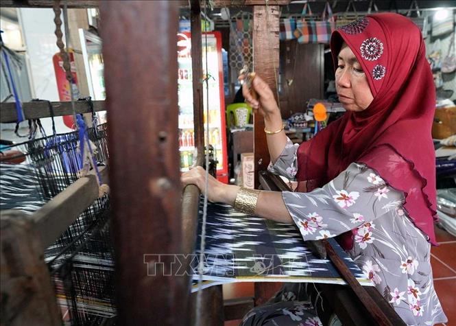 The brocade weaving craft of Cham ethnic group in Chau Phong village, Chau Phong commune. VNA Photo: Khánh Hoà 
