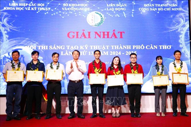 Trao Giải Nhất Hội thi Sáng tạo Kỹ thuật thành phố Cần Thơ năm 2025. Ảnh: Ánh Tuyết - TTXVN
