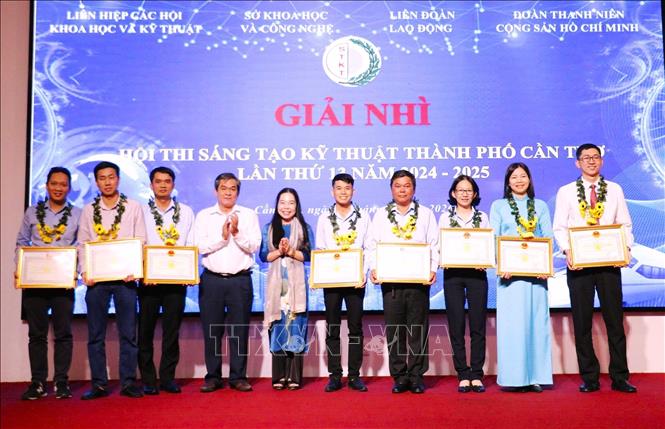 Trao Giải Nhì Hội thi Sáng tạo Kỹ thuật thành phố Cần Thơ năm 2025. Ảnh: Ánh Tuyết - TTXVN
