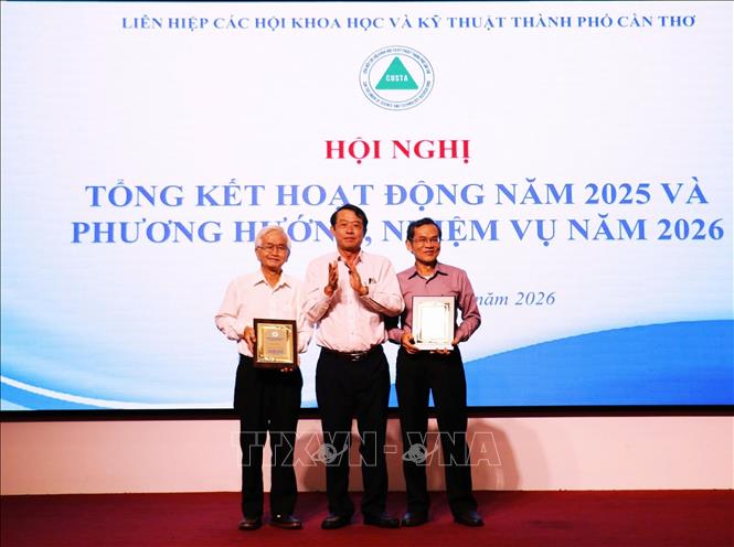 Trao Kỷ niệm chương cho Nguyên Chủ tịch, Nguyên Tổng Thư ký Liên hiệp các Hội Khoa học và Kỹ thuật thành phố Cần Thơ. Ảnh: Ánh Tuyết - TTXVN