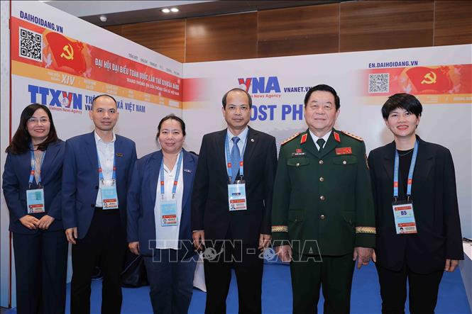 Đại tướng Nguyễn Trọng Nghĩa với phóng viên, biên tập viên của Thông tấn xã Việt Nam. Ảnh: TTXVN