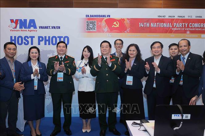 Đại tướng Nguyễn Trọng Nghĩa với phóng viên, biên tập viên của Thông tấn xã Việt Nam. Ảnh: TTXVN