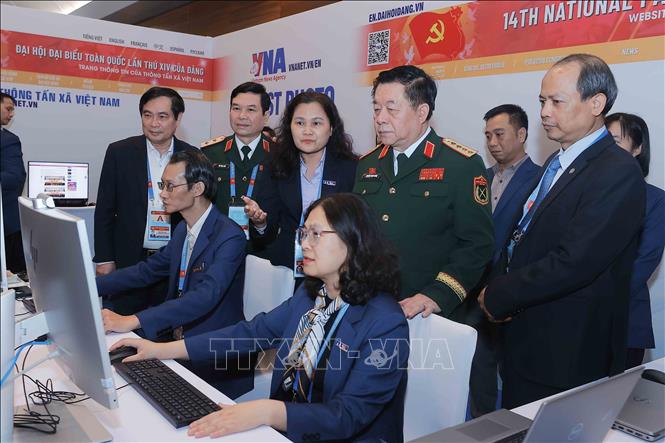 Đại tướng Nguyễn Trọng Nghĩa thăm khu tác nghiệp của Thông tấn xã Việt Nam tại Trung tâm Báo chí Đại hội XIV của Đảng. Ảnh: TTXVN