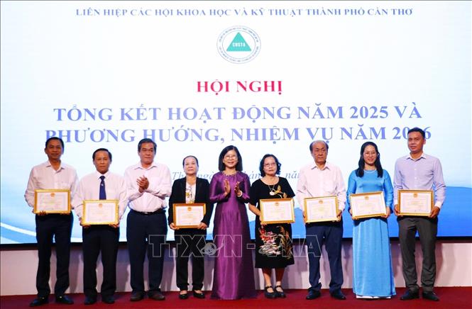 Tặng Giấy khen cho các hội thành viên có nhiều đóng góp tích cực trong công tác hội năm 2025. Ảnh: Ánh Tuyết - TTXVN