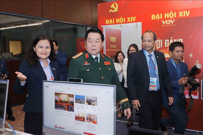 Đại tướng Nguyễn Trọng Nghĩa thăm khu tác nghiệp của Thông tấn xã Việt Nam tại Trung tâm Báo chí Đại hội XIV của Đảng. Ảnh: TTXVN