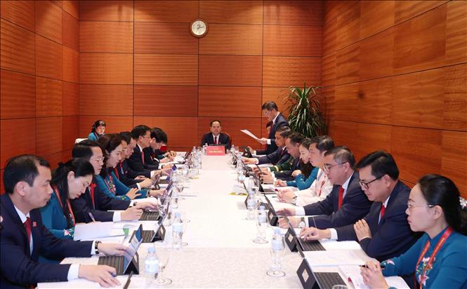 Đoàn đại biểu Đảng bộ tỉnh Quảng Ninh thảo luận các văn kiện Đại hội tại Đoàn. Ảnh: TTXVN. 