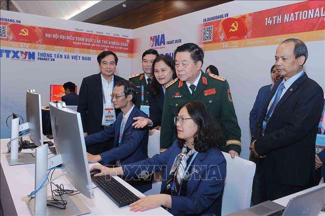 Đại tướng Nguyễn Trọng Nghĩa thăm khu tác nghiệp của Thông tấn xã Việt Nam tại Trung tâm Báo chí Đại hội XIV của Đảng. Ảnh: TTXVN