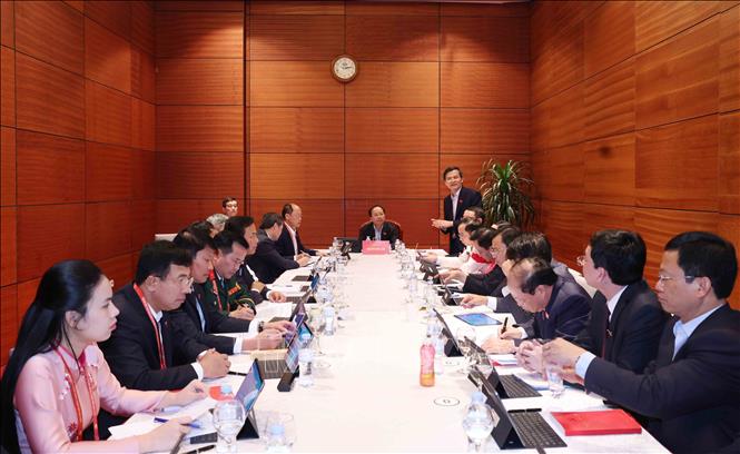 Đoàn đại biểu Đảng bộ tỉnh Hà Tĩnh thảo luận các văn kiện Đại hội tại Đoàn. Ảnh: TTXVN