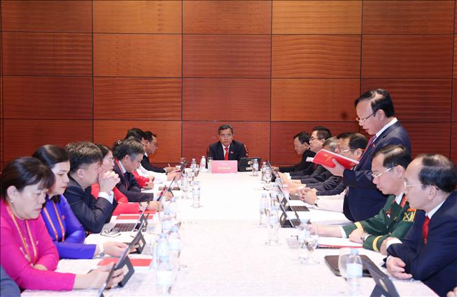 Đoàn đại biểu Đảng bộ tỉnh Quảng Ngãi thảo luận các văn kiện Đại hội tại Đoàn. Ảnh: TTXVN