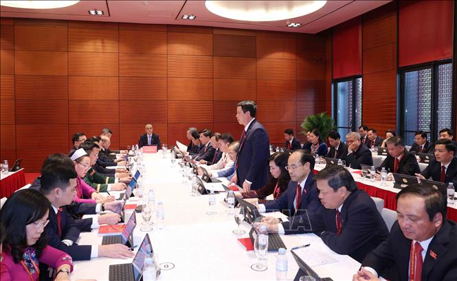 Đoàn đại biểu Đảng bộ tỉnh Phú Thọ thảo luận các văn kiện Đại hội tại Đoàn. Ảnh: TTXVN