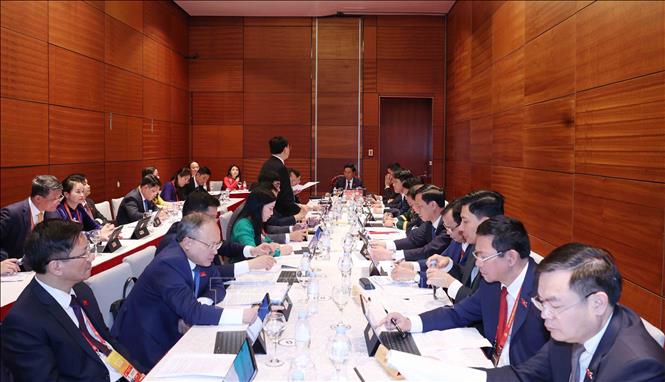 Đoàn đại biểu Đảng bộ tỉnh Thanh Hoá thảo luận các văn kiện Đại hội tại Đoàn. Ảnh: TTXVN