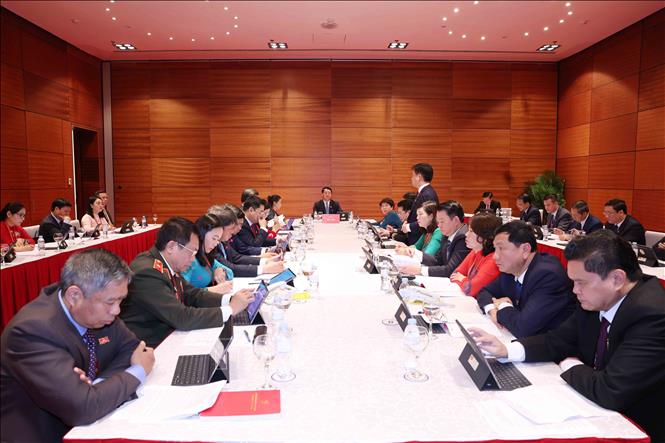 Đoàn đại biểu Đảng bộ tỉnh Tuyên Quang thảo luận các văn kiện Đại hội tại Đoàn. Ảnh: TTXVN