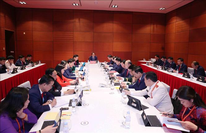 Đoàn đại biểu Đảng bộ tỉnh Thái Nguyên thảo luận các văn kiện Đại hội tại Đoàn. Ảnh: TTXVN