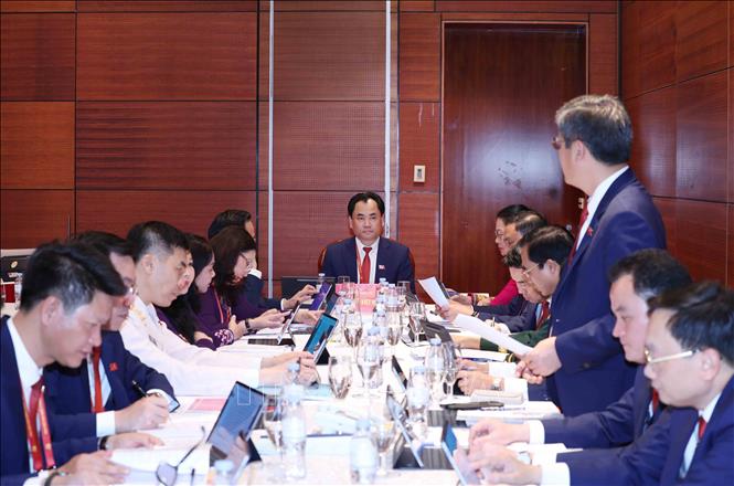 Đoàn đại biểu Đảng bộ tỉnh Lào Cai thảo luận các văn kiện Đại hội tại Đoàn. Ảnh: TTXVN