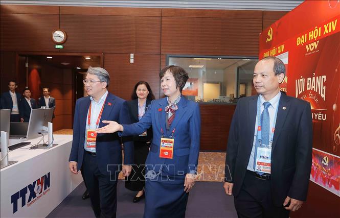 Ủy viên Trung ương Đảng, Bộ trưởng Bộ Tư pháp Việt Nam Nguyễn Hải Ninh thăm khu vực tác nghiệp của Thông tấn xã Việt Nam. Ảnh: TTXVN