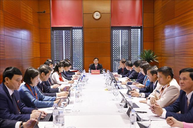 Đoàn đại biểu Đảng bộ tỉnh Sơn La thảo luận các văn kiện Đại hội tại Đoàn. Ảnh: TTXVN